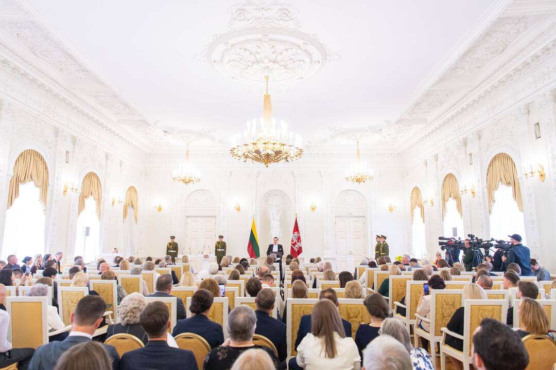 Motinos dienos proga Nausėda apdovanojo 52 mamas ir globėjas