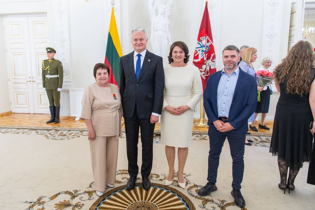 Motinos dienos proga Nausėda apdovanojo 52 mamas ir globėjas