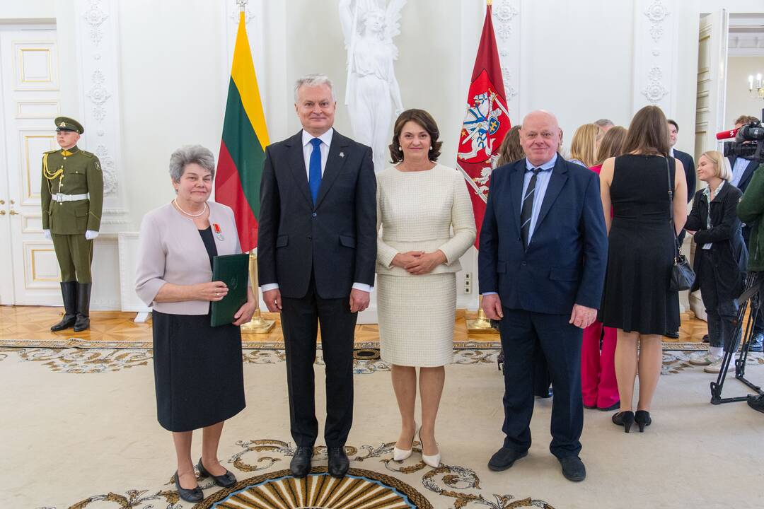 Motinos dienos proga Nausėda apdovanojo 52 mamas ir globėjas