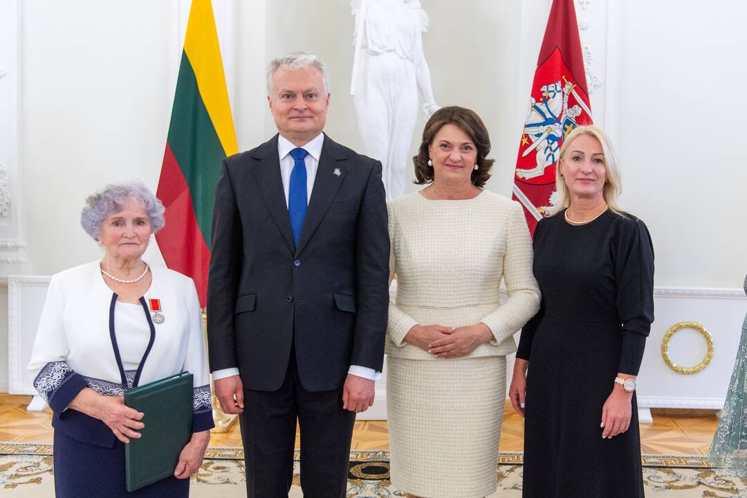 Motinos dienos proga Nausėda apdovanojo 52 mamas ir globėjas