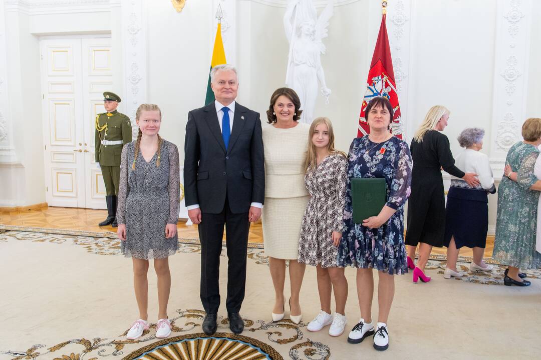 Motinos dienos proga Nausėda apdovanojo 52 mamas ir globėjas
