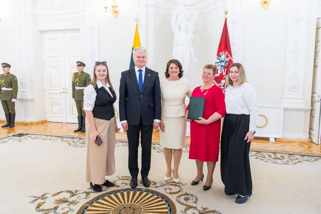 Motinos dienos proga Nausėda apdovanojo 52 mamas ir globėjas