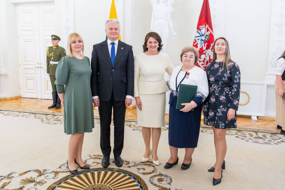Motinos dienos proga Nausėda apdovanojo 52 mamas ir globėjas