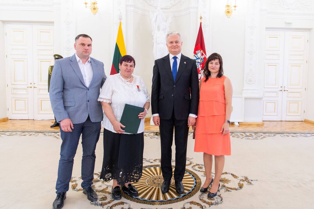 Motinos dienos proga Nausėda apdovanojo 52 mamas ir globėjas