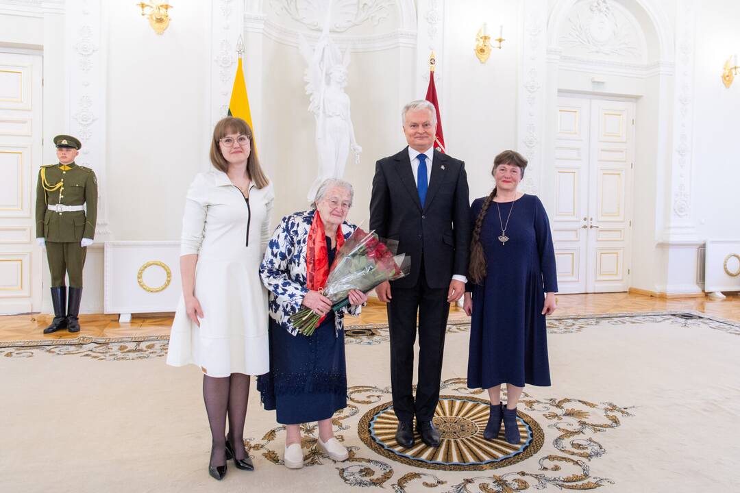 Motinos dienos proga Nausėda apdovanojo 52 mamas ir globėjas