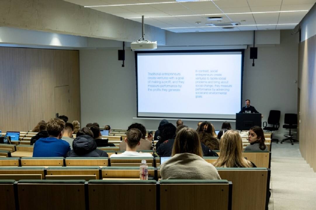 Ministerija galės apmokėti mokyklų vadovų studijas valstybės nefinansuojamose vietose