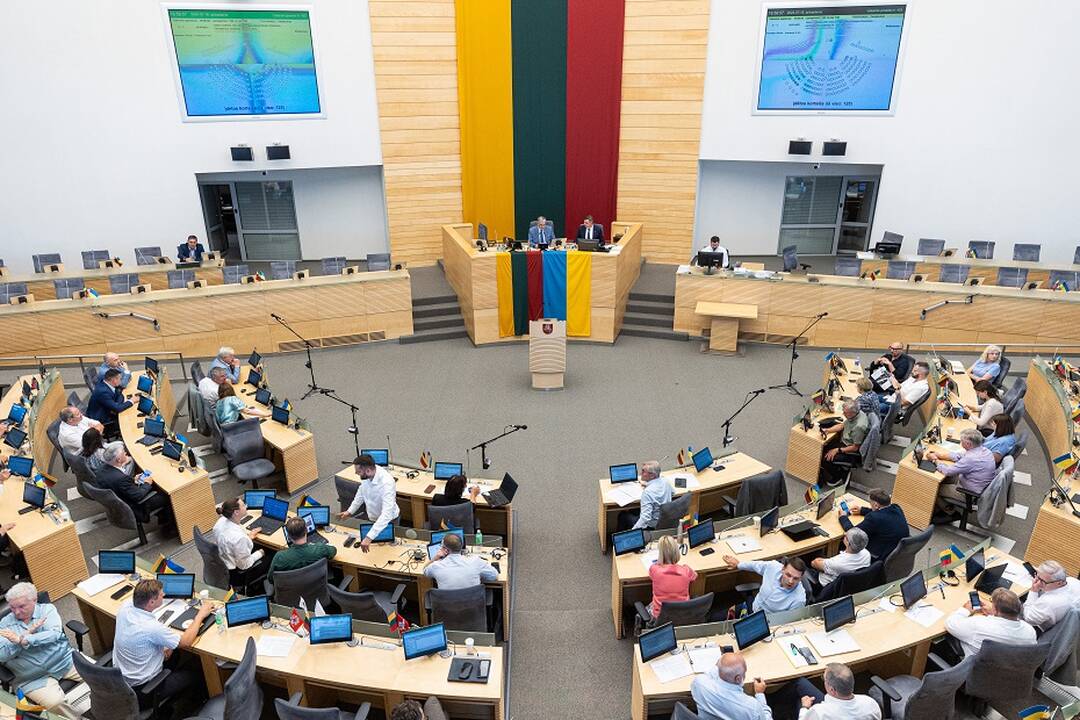 Apklausos: per ketverius metus sumenko pasitikėjimas Seimu