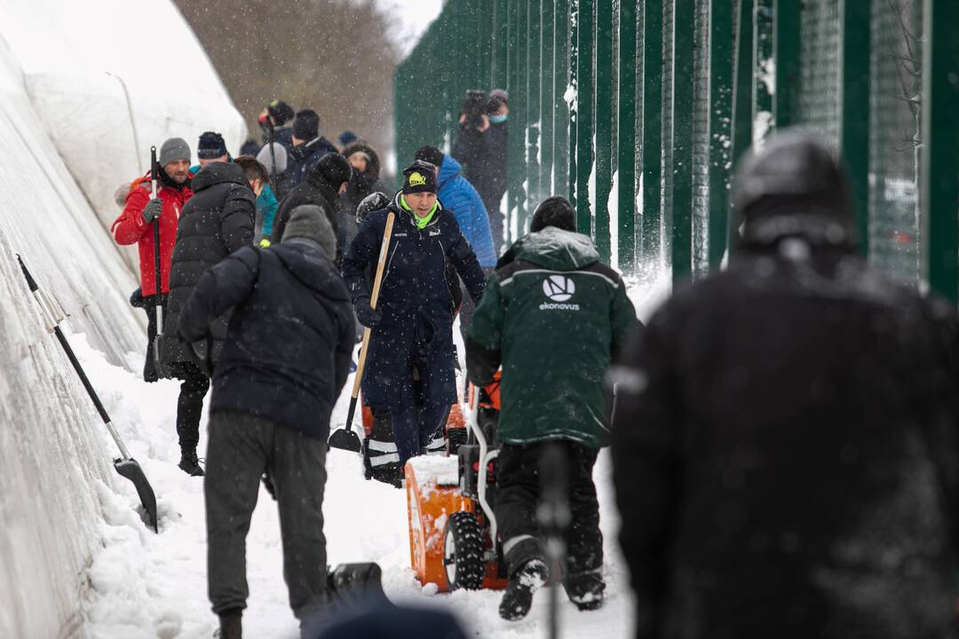 Sniego kasimo talka aplink Pilaitės maniežą