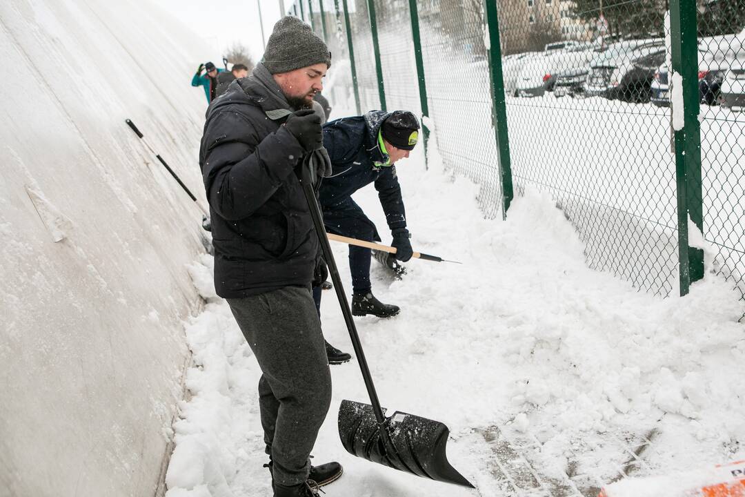 Sniego kasimo talka aplink Pilaitės maniežą