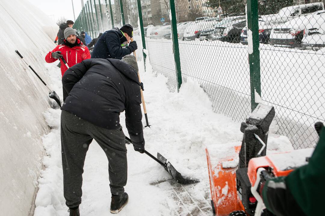 Sniego kasimo talka aplink Pilaitės maniežą