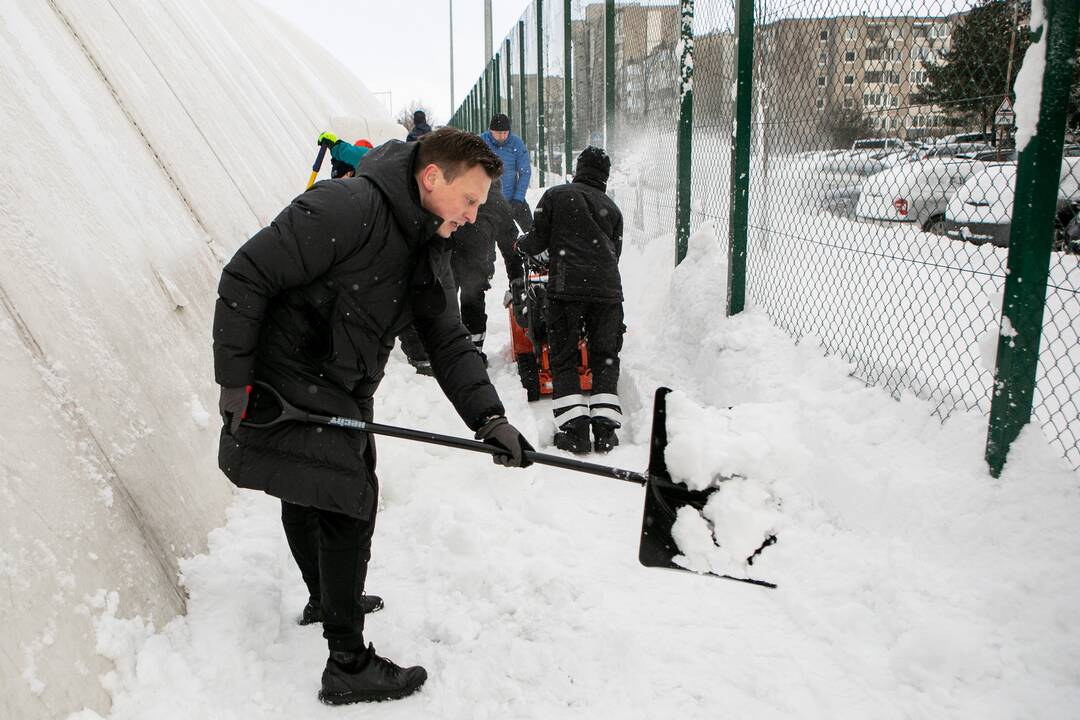 Sniego kasimo talka aplink Pilaitės maniežą