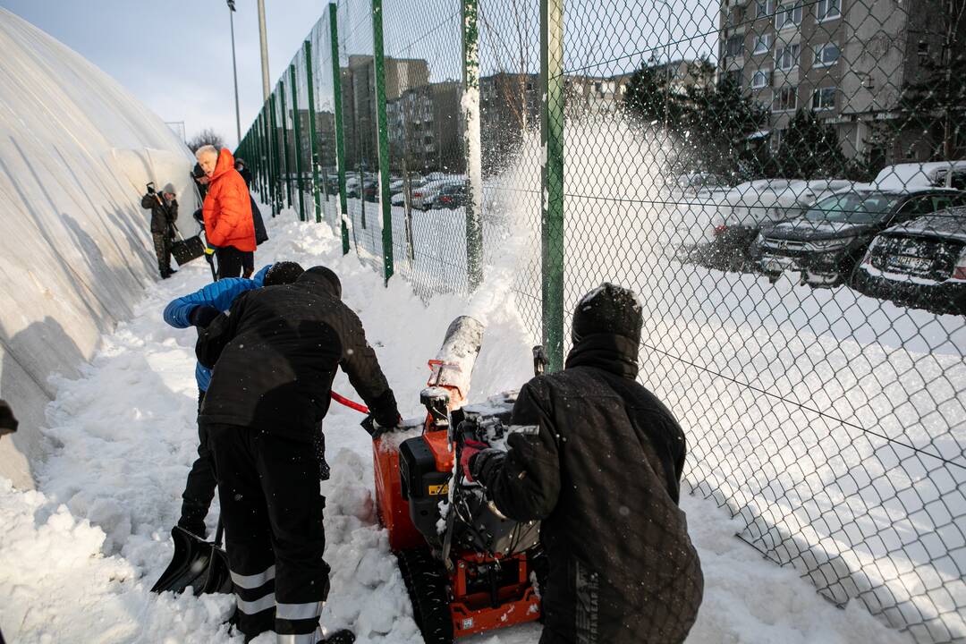 Sniego kasimo talka aplink Pilaitės maniežą
