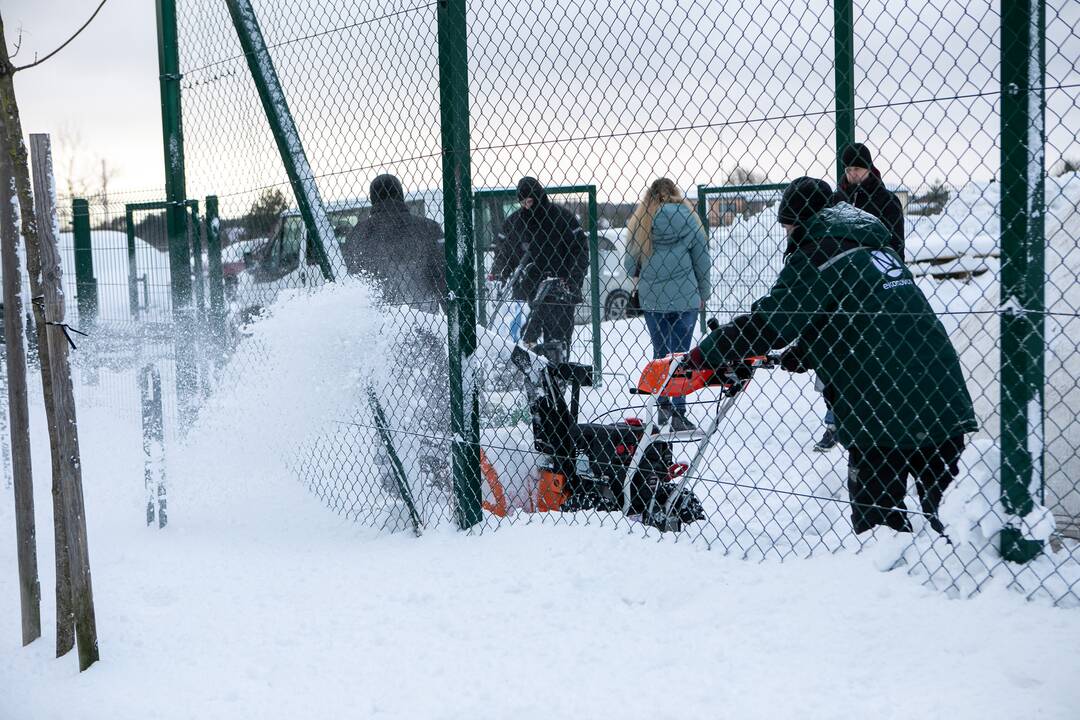 Sniego kasimo talka aplink Pilaitės maniežą