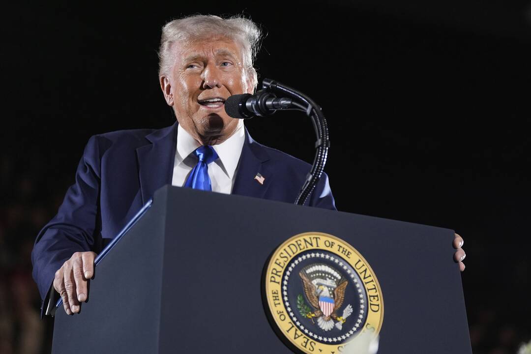 Trumpas paatviravo apie trečiąją kadenciją ir ekonomikos pergales (papildyta)