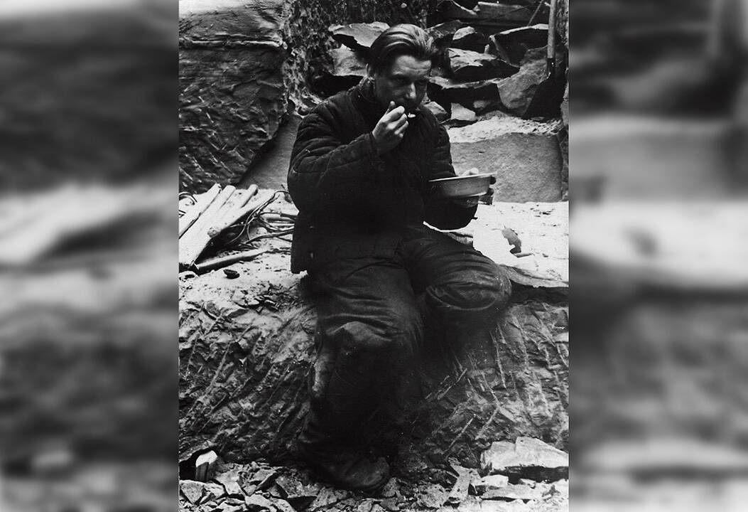 Išnaudojimas: R. Vaicekauskas kasa anglis šachtoje Jakutske. 1954 m. 