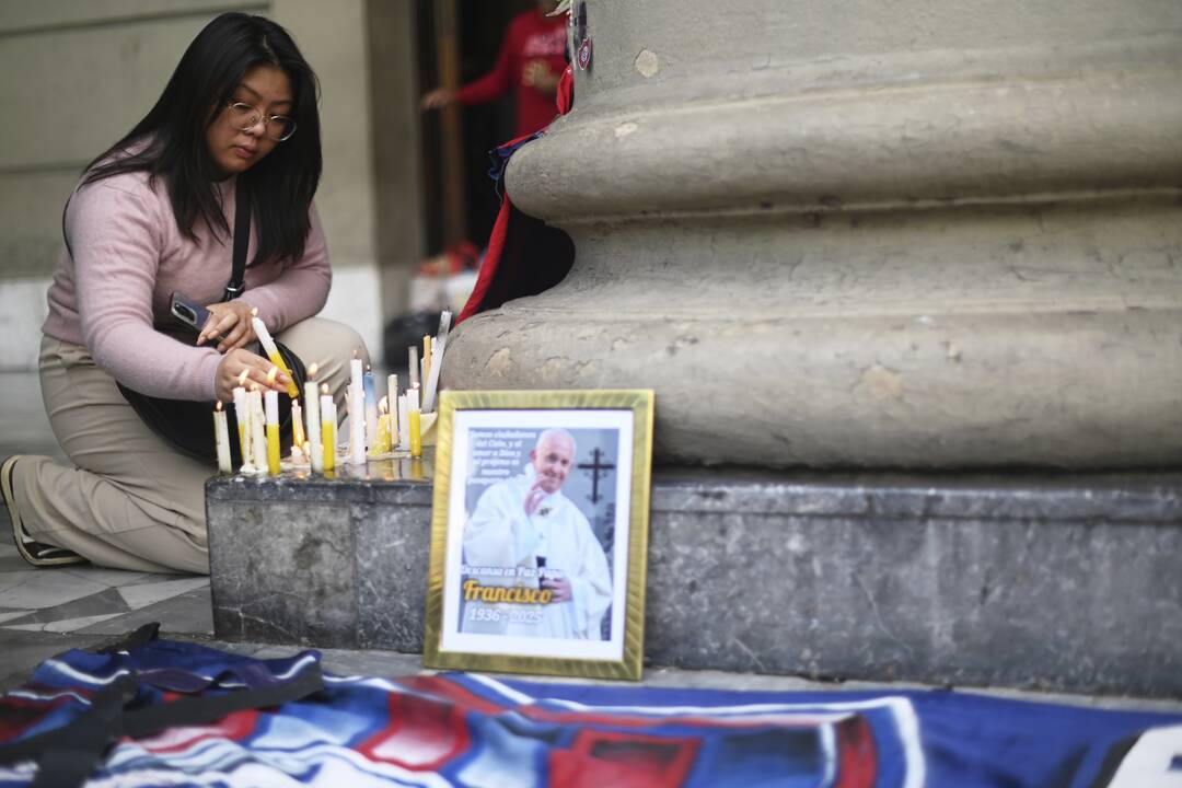 Pasaulio krikščionys plūsta į bažnyčias pagerbti mirusio popiežiaus