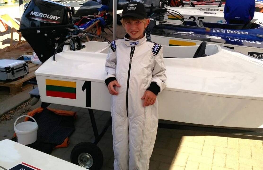Nugalėtojas: jaunasis pasaulio čemionas Kemas šalia savo GT10 motorlaivio.