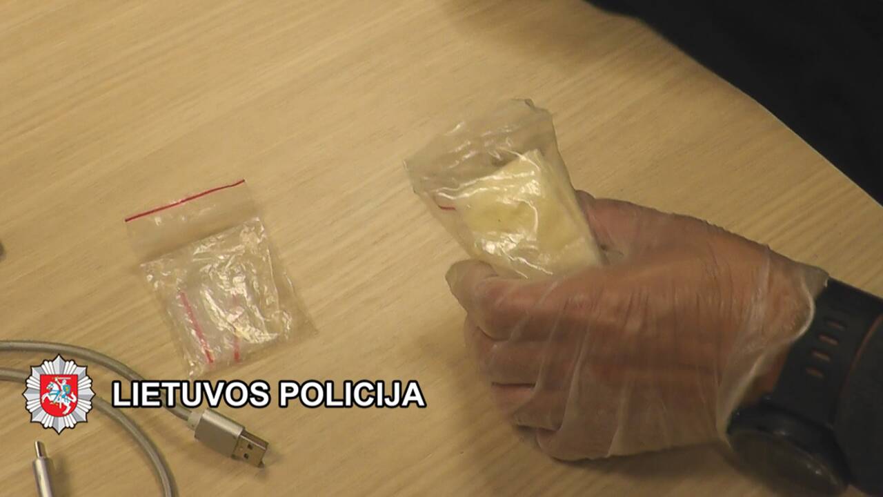 Įkalčiai: kratos metu policininkai 20-mečio namuose rado maišelius su įtarimų sukėlusiais milteliais.