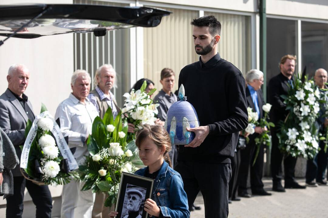 Atsisveikinimas su rašytoju R. Marčėnu