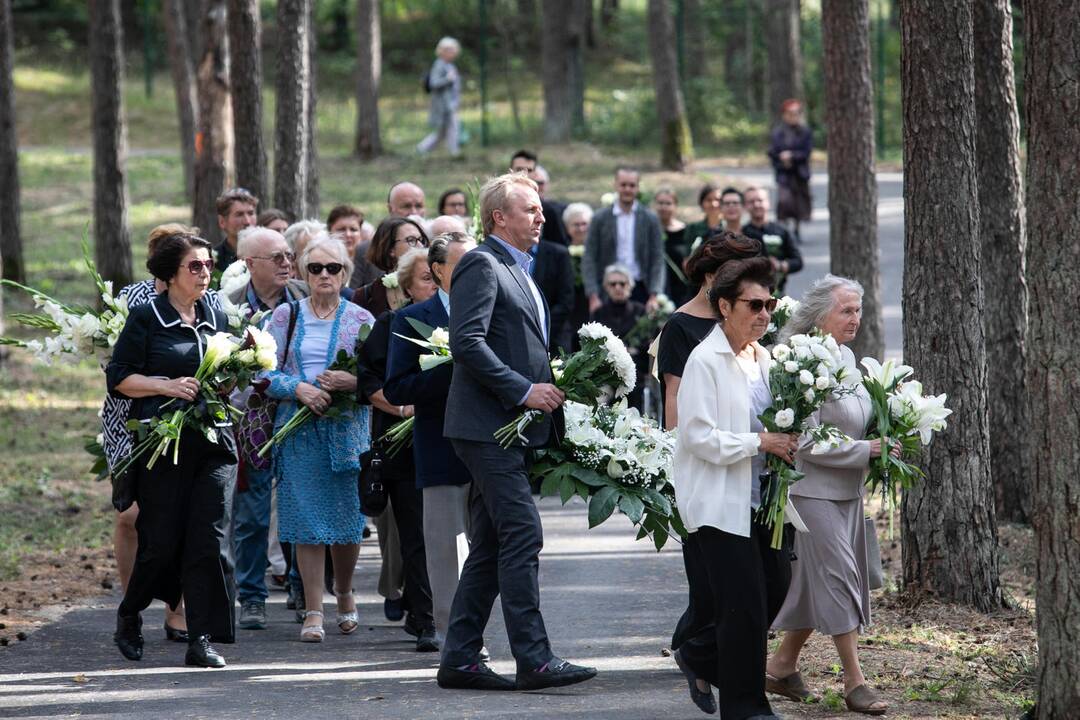 Atsisveikinimas su rašytoju R. Marčėnu