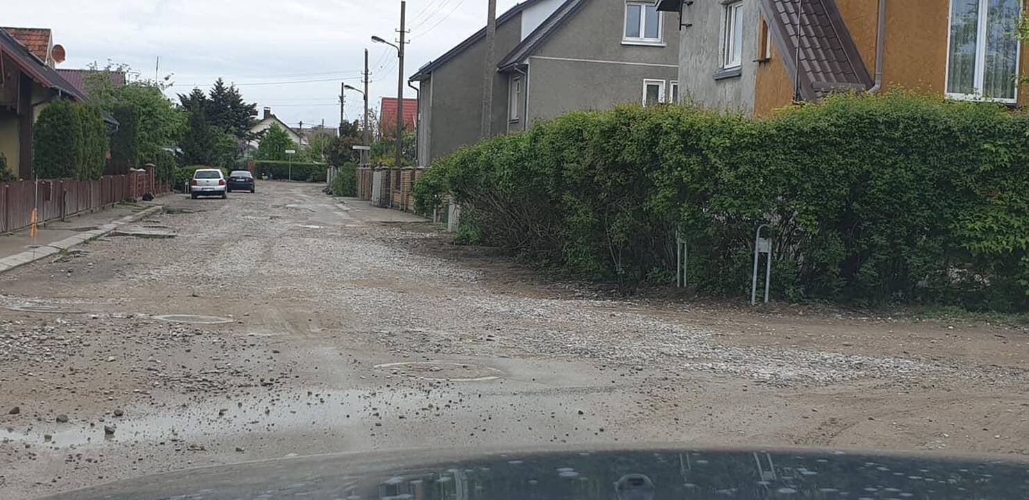 Vaizdas: vairuotojai kasdien važinėja duobėmis nusėtais uostamiesčio keliais.