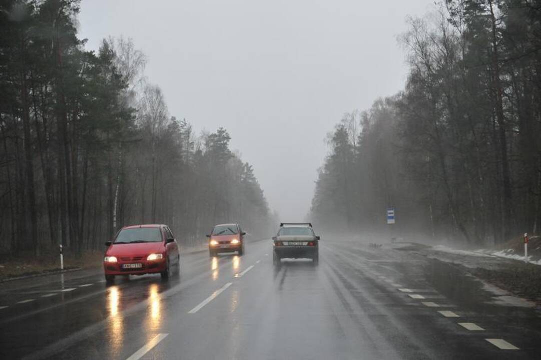 Lietuvos keliuose yra slidžių ruožų, naktį prognozuojamas plikledis ir lijundra