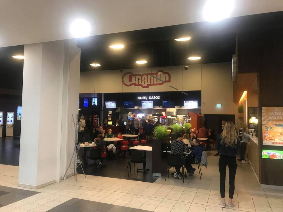 Patikrinimas: kino teatro "Cinamon" atstovams gresia nemalonumai dėl prekybos alkoholiu pažeidimų.