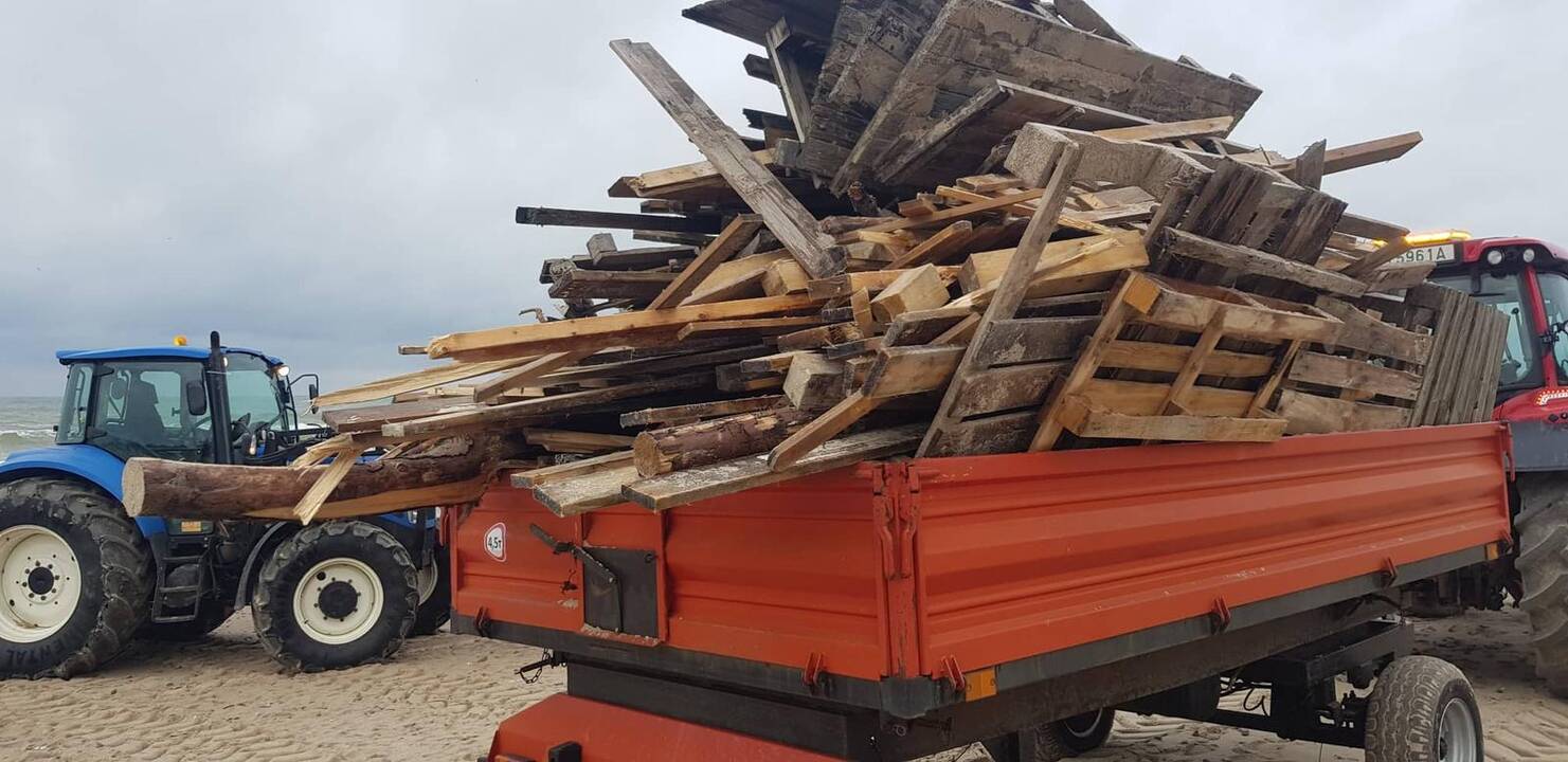 Tvarkosi: paplūdimiuose darbo netrūksta net žiemą.