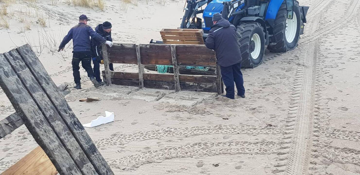 Tvarkosi: paplūdimiuose darbo netrūksta net žiemą.