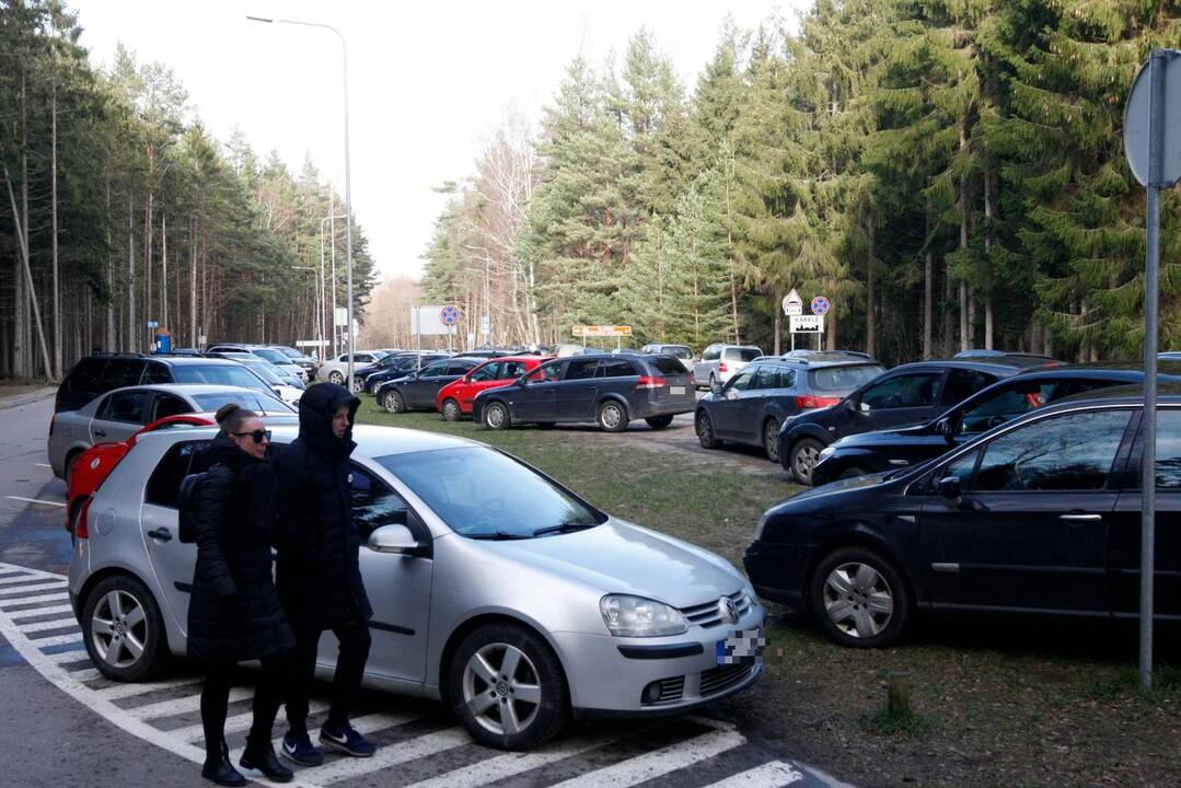 Malonumai: kalendorinio pavasario pradžią daugybė klaipėdiečių automobiliais skubėjo prie jūros.