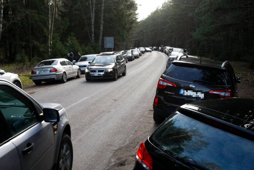 Malonumai: kalendorinio pavasario pradžią daugybė klaipėdiečių automobiliais skubėjo prie jūros.