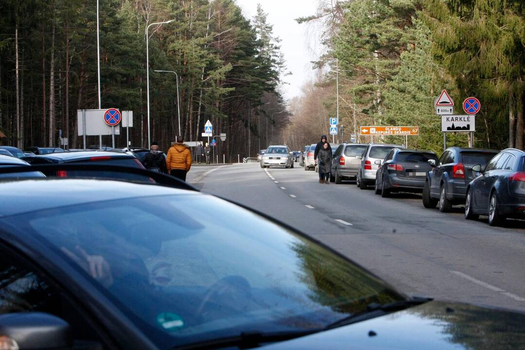 Malonumai: kalendorinio pavasario pradžią daugybė klaipėdiečių automobiliais skubėjo prie jūros.