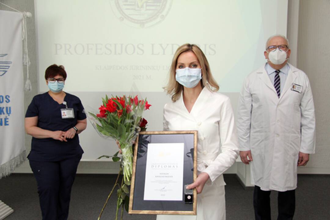 Pagerbė: Klaipėdos jūrininkų ligoninės direktorius J.Sąlyga ir vyriausioji slaugytoja Aida Smagurienė Profesijos lyderio ženklus vakar įteikė Anesteziologijos ir intensyviosios terapijos skyriaus vedėjui Nerijui Klimui, Ligonių priėmimo – skubiosios pagal