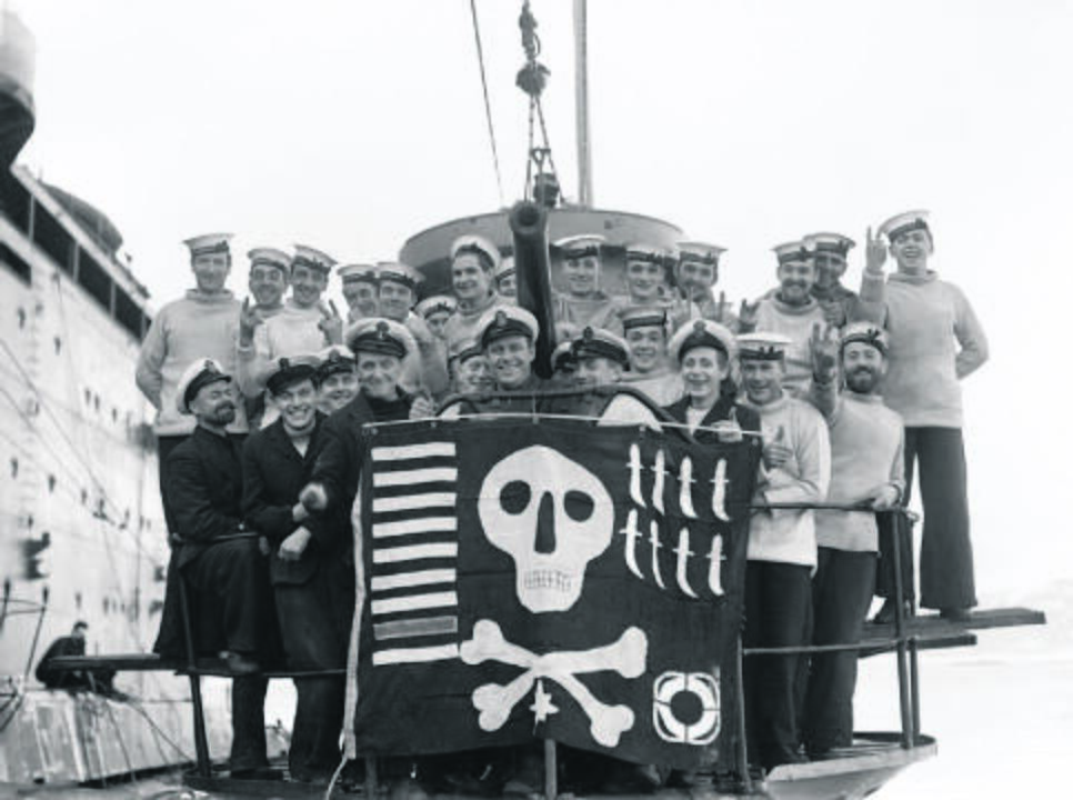 Ataskaita: britų povandeninis laivas „Utmost“ 1942 m. po sėkmingo reiso iškėlė piratų vėliavą, kurioje pažymėta, kiek laivų nuskandino, pažeidė ir išgelbėjo.