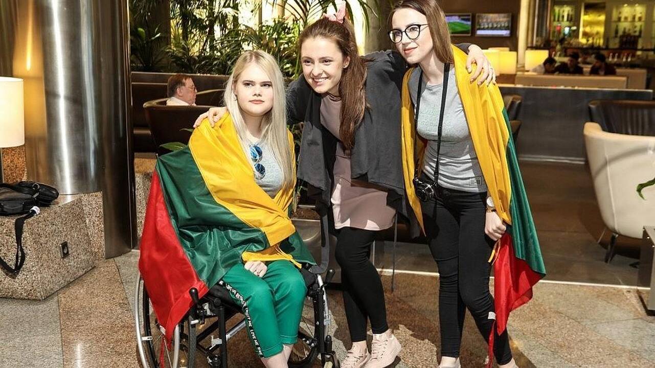 „Draugystė veža“ dalyviai ir Ieva Zasimauskaitė