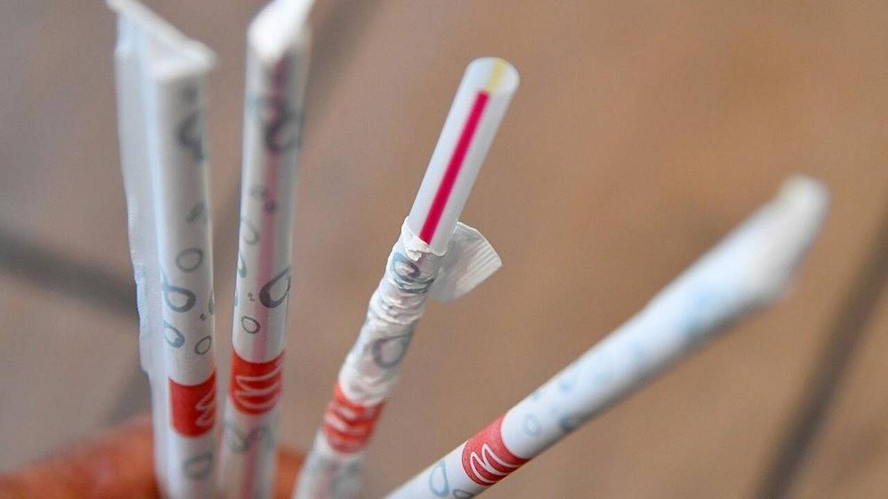 „McDonald`s“ nebenaudos plastikinių šiaudelių
