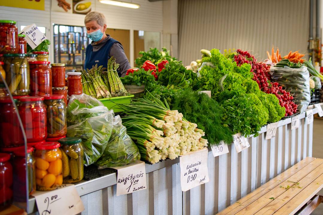 Uostamiesčio turgavietėse – atgimimas: savaitgalį pirkėjus vilios pusšimtis prekybininkų.