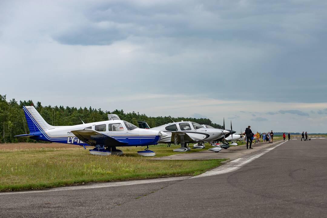 Įvykis: liepos 6-ąją Nidoje oficialiai atnaujintas oro uosto, kurio atidarymą vainikavo aviacijos šventė, darbas.