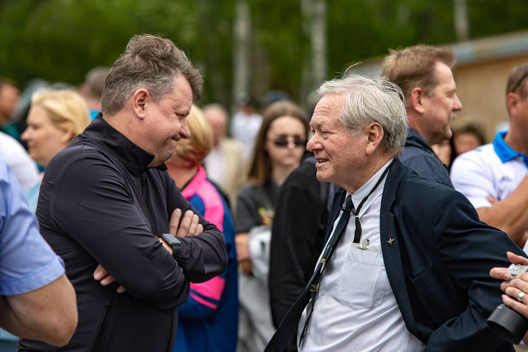 Įvykis: liepos 6-ąją Nidoje oficialiai atnaujintas oro uosto, kurio atidarymą vainikavo aviacijos šventė, darbas.