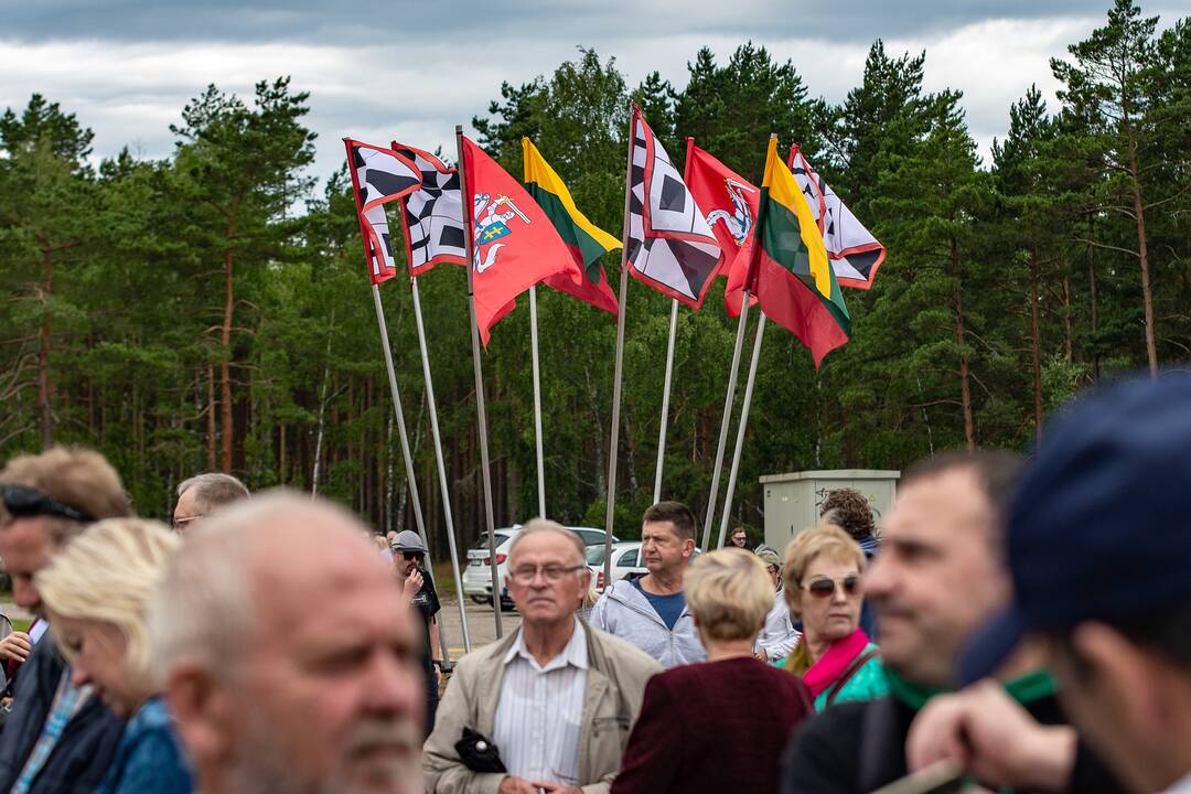 Įvykis: liepos 6-ąją Nidoje oficialiai atnaujintas oro uosto, kurio atidarymą vainikavo aviacijos šventė, darbas.
