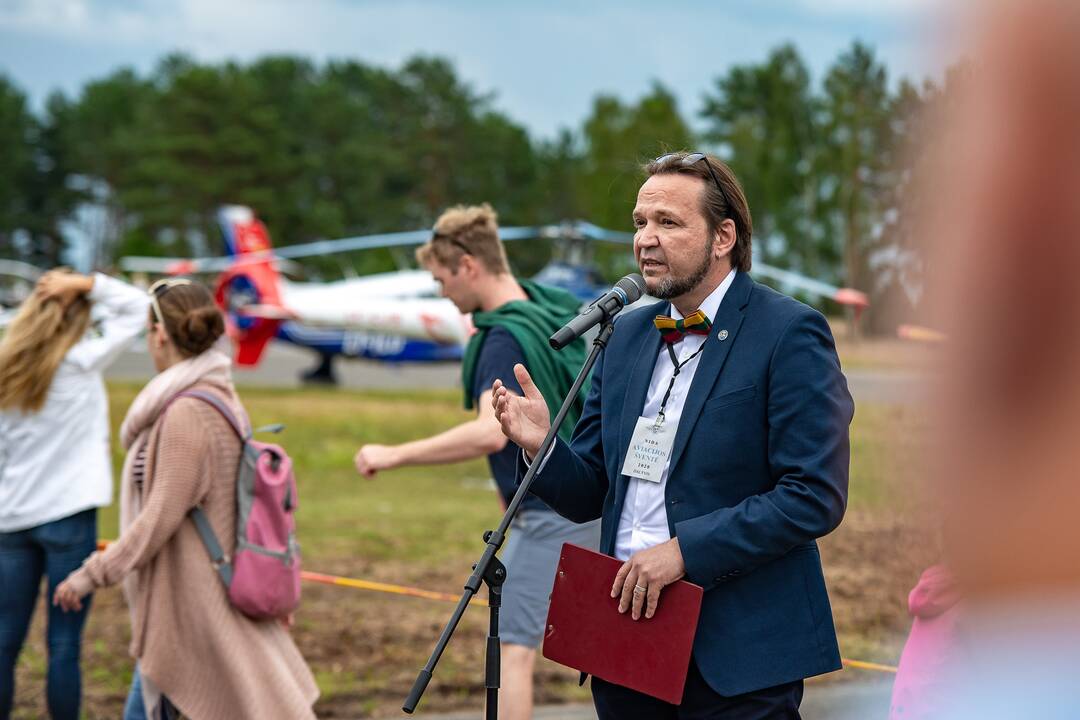 Įvykis: liepos 6-ąją Nidoje oficialiai atnaujintas oro uosto, kurio atidarymą vainikavo aviacijos šventė, darbas.