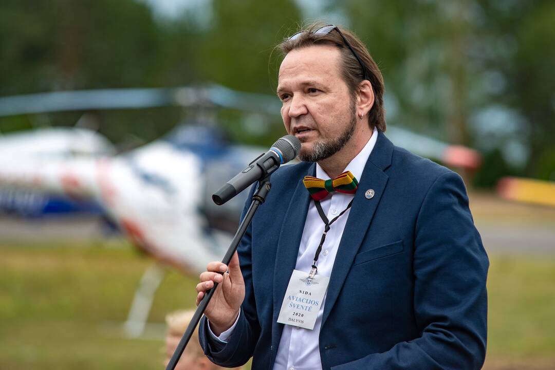Įvykis: liepos 6-ąją Nidoje oficialiai atnaujintas oro uosto, kurio atidarymą vainikavo aviacijos šventė, darbas.