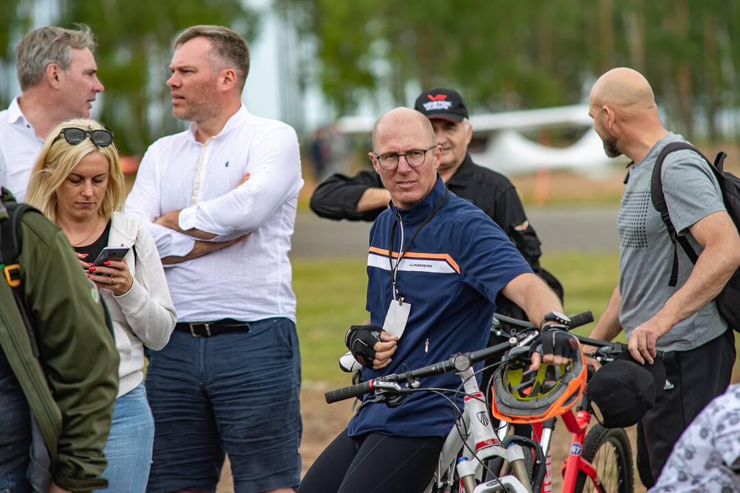 Įvykis: liepos 6-ąją Nidoje oficialiai atnaujintas oro uosto, kurio atidarymą vainikavo aviacijos šventė, darbas.
