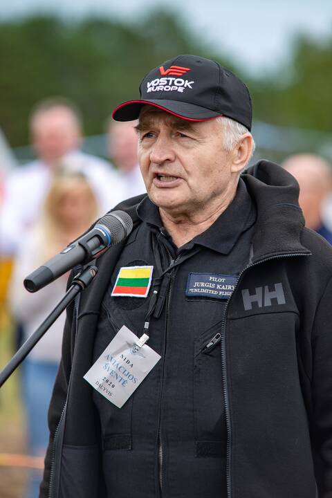 Įvykis: liepos 6-ąją Nidoje oficialiai atnaujintas oro uosto, kurio atidarymą vainikavo aviacijos šventė, darbas.