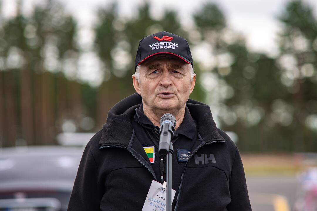 Įvykis: liepos 6-ąją Nidoje oficialiai atnaujintas oro uosto, kurio atidarymą vainikavo aviacijos šventė, darbas.