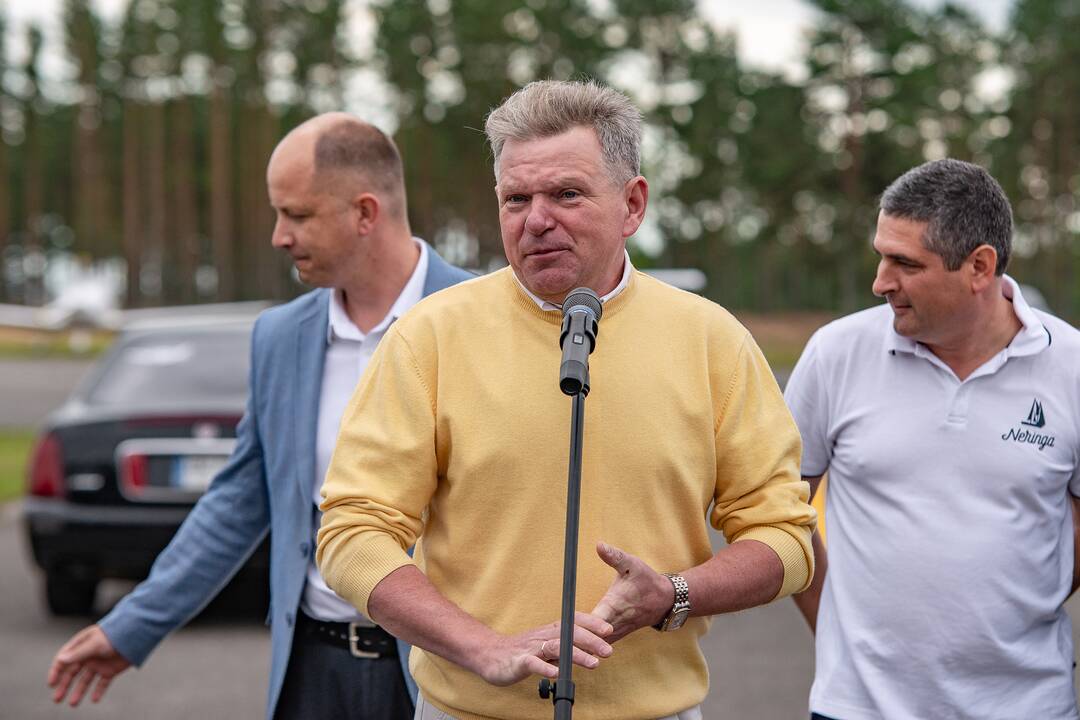 Įvykis: liepos 6-ąją Nidoje oficialiai atnaujintas oro uosto, kurio atidarymą vainikavo aviacijos šventė, darbas.