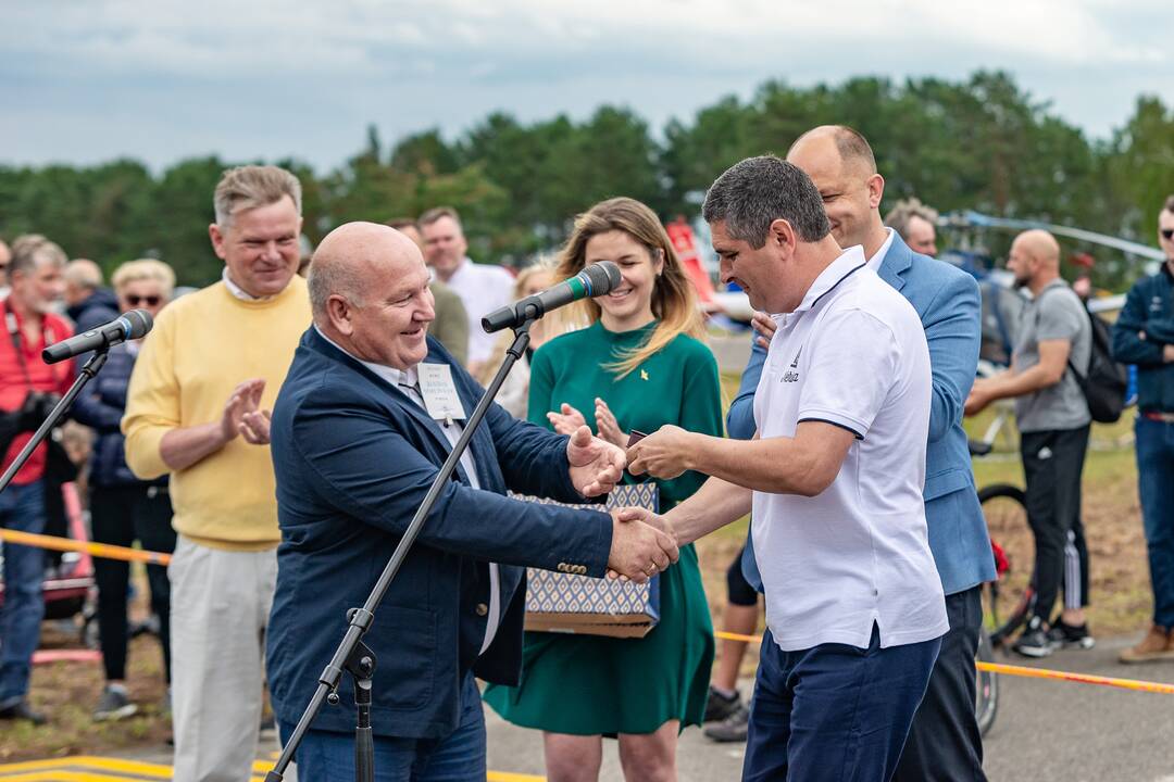 Įvykis: liepos 6-ąją Nidoje oficialiai atnaujintas oro uosto, kurio atidarymą vainikavo aviacijos šventė, darbas.
