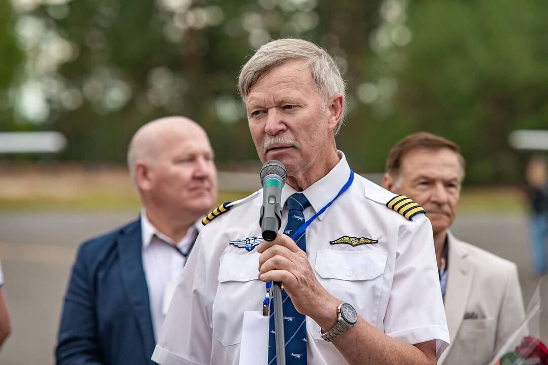 Įvykis: liepos 6-ąją Nidoje oficialiai atnaujintas oro uosto, kurio atidarymą vainikavo aviacijos šventė, darbas.