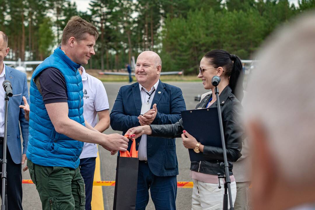 Įvykis: liepos 6-ąją Nidoje oficialiai atnaujintas oro uosto, kurio atidarymą vainikavo aviacijos šventė, darbas.