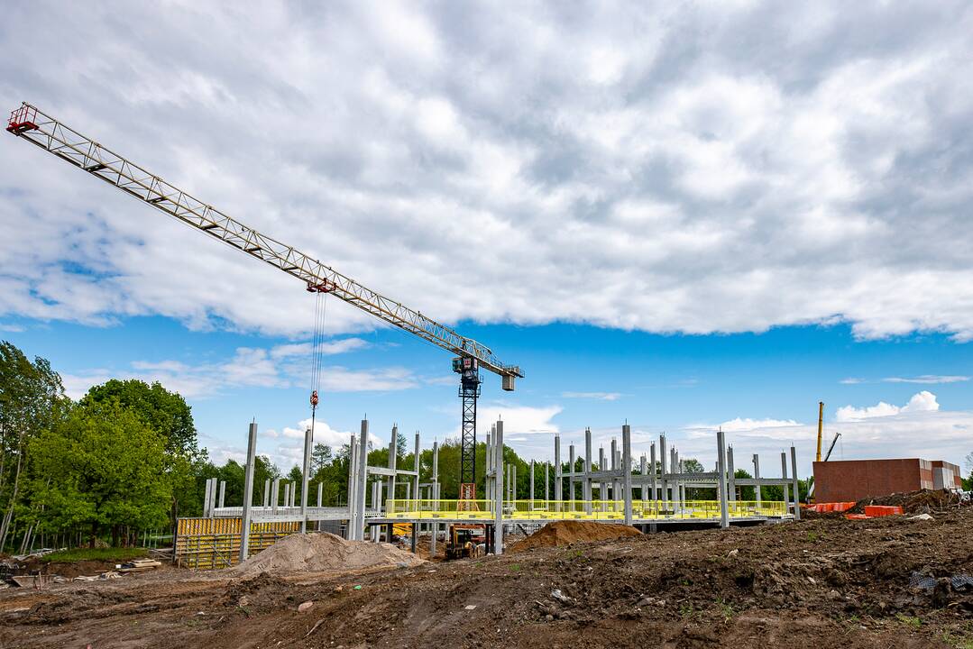 Procesas: nors statybvietėje jau matyti būsimos mokyklos kontūrai, tačiau dėl sudėtingo projektinių sprendinių derinimo kol kas nepavyksta pasiekti reikiamo darbų tempo.
